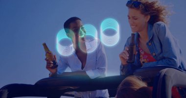 Mavi gökyüzünün altında üstü açık arabada oturan iki arkadaş, güneş gözlüğü ve bira şişeleriyle. Açık hava, yaşam tarzı, rahat, canlı, kutlama, seyahat, rahatlama