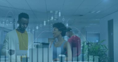 Hardal sarısı ve mavi gömlekli iş arkadaşları açık planlı ofiste kalem ve dizüstü bilgisayarla çizelgeyi inceliyorlar. İşbirliği, takım çalışması, profesyonel, modern, üretken, iş dünyası, ofis ortamı