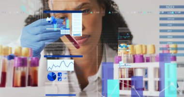 Laboratuvar önlüklü Afrikalı bir bilim adamı laboratuvar bankında test tüpündeki kanı inceliyor. Teşhis, araştırma, kesinlik, modern, bilimsel, sağlık, teknolojik