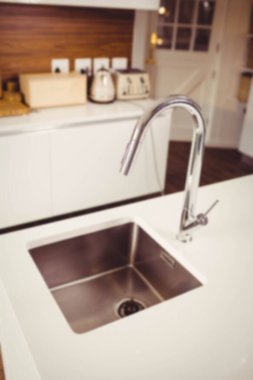 Yüksek açılı musluk ve lavabo evdeki mutfakta.