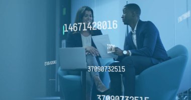 Yüzen verileri incelemek, iş arkadaşlarını ofis salonunda dizüstü bilgisayar ve tabletle örtüyor. Modern, profesyonel, çalışma alanı, teknoloji, işbirliği, yenilik, iç mekan