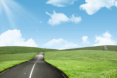 Gökyüzüne karşı çimen tarlasının ortasına düşen güneş ışığı.