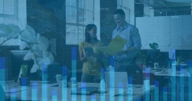 Yüzen veri tabloları, sarı klasör ve tablet tutan iki iş arkadaşı açık planlı ofiste analiz ediliyor. İşbirliği, teknoloji, iş, profesyonel, modern, çalışma alanı, üretkenlik