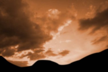 Siluet dağının tepesindeki bulutların hayali görüntüsü