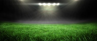 Yeşil çim sise dönüşürken düz dizayn spor alanı projektörlerin altında parlıyor. Stadyum, aydınlatma, açık hava, kontrast, sis, karamsar, minimalist