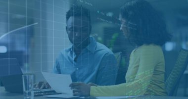 Çalışma arkadaşları ofis masasındaki verileri analiz ediyorlar. Laptop, yazılı belge, bir bardak su, sandalyeler. İş, takım çalışması, modern, kurumsal, analitik, profesyonel, iletişim