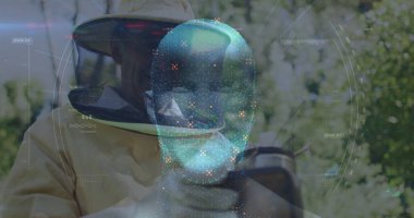Korulukta kovan çerçevesini gözlemleyen takım elbiseli ve eldivenli arı yetiştiricisi, AR hologramıyla birlikte inceleniyor. Teknoloji, yenilik, sürdürülebilirlik, orman, doğa, keşif, fütüristik