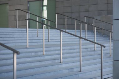 Boş merdivenlerin arasında korkuluk