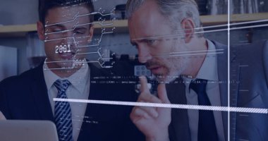 Üst düzey profesyonel ve ortak ofis köşesindeki laptop ekranını veri örtüsüyle inceliyor. İş, analitik, teknoloji, takım çalışması, şirket, yenilik, iş istasyonu