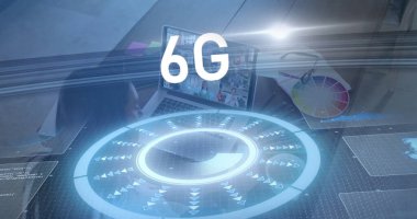 Yetişkin bir kadın, ofisteki holografik 6G arayüzü ile bilgisayar ve renk tekerleği ile etkileşimde. Teknoloji, yenilik, işbirliği, fütürizm, dijital, profesyonel, kurumsal