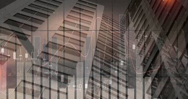 Camdan gökdelen cephelerinin üzerini şehrin ufuk çizgisinde finansal verilerle kaplayan, şamdanlarla süslenmiş. Kentsel, kurumsal, modern, yansıtıcı, dijital, veri, yüksek katlı