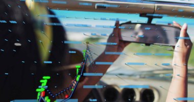 Tablet tutuyor, Hintli kadın kokpitte AR verilerini analiz ediyor, sayısal ölçümlerle. Havacılık, teknoloji, kokpit, fütürizm, veri görselleştirme, ilerleme, yenilik