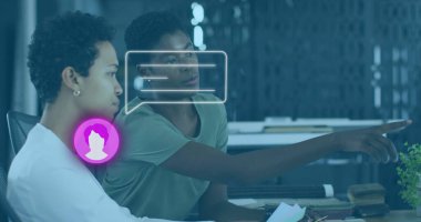 Çalışma arkadaşları ofis masasında bitki ve konuşma balonu avatar simgeleriyle kağıtları gözden geçiriyorlar. Profesyonel, takım çalışması, iletişim, modern, kurumsal, üretkenlik, yaratıcı