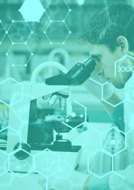 Laboratuvarda mikroskoptan bakan kadın bilim adamı.