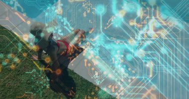 Hasır şapkalı güneş banyosu yapan kadın ve çimen çimenliğinde kırmızı bikini, dikdörtgen havuz, fotokopi alanı. Boş zaman, dinlenme, açık hava, güneş, canlı, tatil, yaz