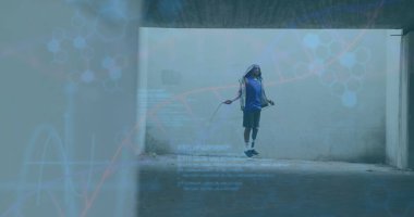 Atlayan adam kolsuz kapüşonlu kazak ve beton altgeçitte atlama halatıyla şort giyiyor. Fitness, atletizm, kentsel, minimalist, kararlılık, eğitim, baskı