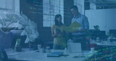 Meslektaşları ekranda tablet sarı klasörle hisse senedi çizelgelerini inceliyor. İşbirliği, finans, modernlik, teknoloji, çalışma alanı, profesyonel, üretkenlik