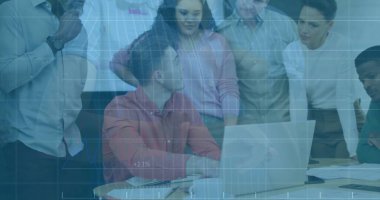 Modern toplantı odasında tasarlanan grafiği dizüstü bilgisayarla inceleyen iş ortakları. Takım çalışması, beyin fırtınası, yenilik, strateji, iletişim, teknoloji, modernite