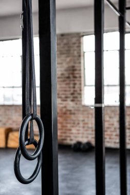 Arka planda tuğla duvar ve asılı daireler olan boş spor salonunu kapat. Küresel spor ve spor konsepti.