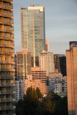 Şehirdeki modern ofis binaları gökyüzüne karşı