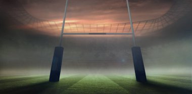 Düz dizayn rugby kale direkleri, dramatik alacakaranlık gökyüzünün altındaki sisli çizgili çimen sahasından yükseliyor. Atletik, stadyum, manzara, rekabetçi, açık hava, manzara, kararlılık