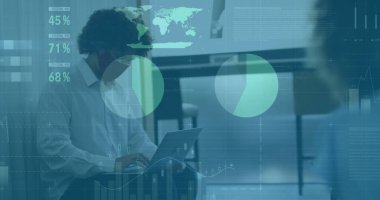 İş kıyafeti giyen daktilo adamı ofis masasındaki bilgisayara dijital kaplamalı veri yüklüyor. Teknoloji, analitik, işbirliği, yenilik, veri görselleştirme, çalışma alanı, profesyonel