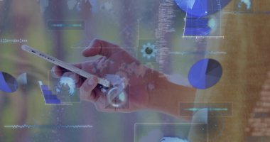 Ofiste akıllı telefonu tutan gömlekli el, grafik ve kodlarla holografik verileri gösteriyor. Teknoloji, analitik, yenilik, dijital, iş, fütüristik, arayüz