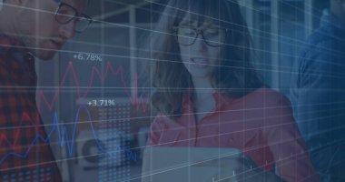 Ofisteki tablet verilerini, kırmızı ve kareli gömlekli analistlerin yüzen grafikleri incelemesi. Teknoloji, analitik, işbirliği, yenilik, iş, üretkenlik, dijital