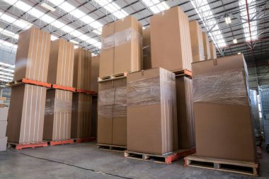 Depoda düzenlenmiş karton kutunun düşük açılı görüntüsü