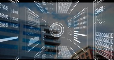 Şehir manzarasında üç sıra sayıyı gösteren şeffaf bir okuma ve veri panelleri. Futuristik, teknoloji, arayüz, veri, görselleştirme, dijital, kentsel