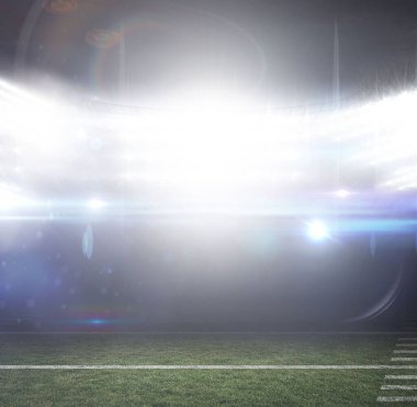 Boş futbol sahası stadyumun ışıkları altında düz bir şekilde parlıyor. Saha çizgileri ve kopyalama alanı var. Stadyum, spor, aydınlanma, çimen, gece, arena, yarışma