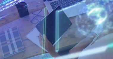 Tablet verilerini analiz eden, not defteri, dizüstü bilgisayarı ve kopya uzayı olan olgun bir kadın. Teknoloji, veri, analiz, profesyonel, çalışma alanı, üretkenlik, dijital