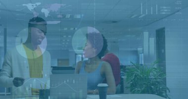 Profesyonel ekip, veri örtüşmeleri, dizüstü bilgisayar, kahve fincanı ve bitki konularında işbirliği yapıyor. İşbirliği, takım çalışması, modern, çalışma alanı, analiz, üretkenlik, yenilik