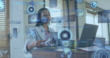 Ofiste dizüstü bilgisayarla çalışırken, holografik veri grafikleriyle gözlük ayarlayan kadına ulaşmak. Teknoloji, iş yeri, işyeri, yenilik, veri analizi, modern, profesyonel