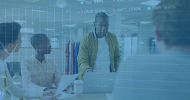 Siyahi adam açık ofiste dizüstü bilgisayarla, belgelerle, mezurayla ve elbise rafıyla sunum yapıyor. İşbirliği, takım çalışması, modern, profesyonel, yaratıcı, ofis, moda
