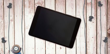 Ahşap yüzey üzerine tablet bilgisayar