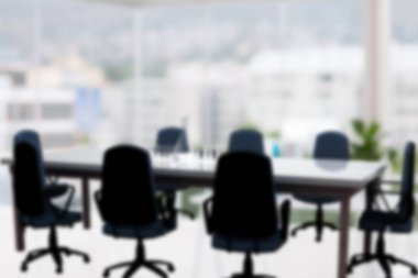 Düz tasarım ofisi döner sandalyeli, gözlüklü, kalem tutacağı ve saksı bitkisi olan ahşap bir masa gösteriyor. Profesyonel, modern, minimalist, kurumsal, çalışma alanı, tasarım, iç mekan