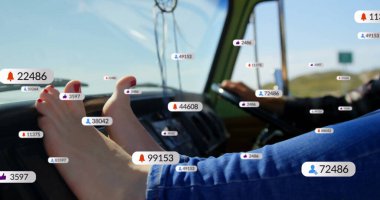 Çıplak ayaklı bir kadın, üstü açık bir arabada kırmızı tırnaklarını gösterge paneline dayayıp tebligat yapıyor. Gündelik, yaşam tarzı, minimalist, yaz zamanı, açık hava, romantizm, seyahat