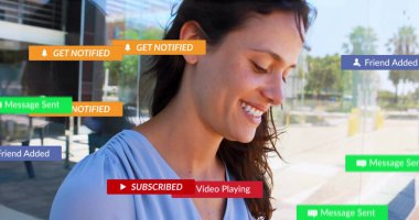 Mavi bluzlu gülümseyen kadın yaya yolunda yüzen bir tebligat ile duruyor, kopyalama alanı. Teknoloji, iletişim, kentsel, modern, profesyonel, dijital, açık hava