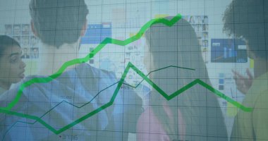 Beş kişilik ekip analiz çizelgeleri ve toplantı odasındaki yeşil grafik kaplamalı yapışkan notlar. İşbirliği, takım çalışması, beyin fırtınası, analitik, sunum, ofis, veri