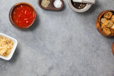 Havai görünümü gri masaya düzenlenmiş kase maddeler