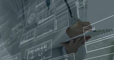 Klinikteki panoya steteskop ve dijital çizelgelerle kalem kullanarak kadın doktor yazmak. Tıbbi, teknoloji, tanı, analiz, yenilik, profesyonel, sağlık