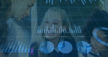 İş kıyafetleri içindeki veri ekibi ofisteki masaya eğilip artırılmış gerçeklik çizelgelerini inceliyor. Veri, analitik, işbirliği, teknoloji, görselleştirme, girişim, yenilik