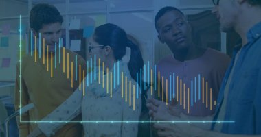 Toplantı odasındaki cam duvardaki yapışkan notları inceleyen beyin fırtınası grubu. İşbirliği, takım çalışması, yenilik, veri, analiz, strateji, beyin fırtınası