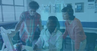 Modern çalışma alanında kazak, ekose gömlek ve kapüşon giyen meslektaşlar tarafından incelenen veriler. İşbirliği, takım çalışması, analitik, teknoloji, ofis, başlangıç, dijital