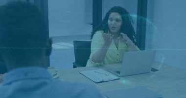 Konferans masasının etrafında dizüstü bilgisayar ve not panosuyla gezen orta yaşlı kadın projesini tartışıyorlar. İşbirliği, takım çalışması, profesyonel, modern, girişken, iletişim, beyin fırtınası