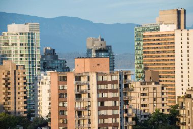 Dağ karşı binaların dış