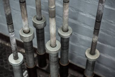 Fitness stüdyosundaki halterlerin yüksek açılı görüntüsü