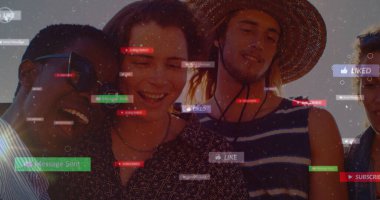 Sosyal medya simgeleriyle gökyüzünün altında kafa kafaya çarpışan beş arkadaştan oluşan kahkaha grubu. Güven, bağlantı, işbirliği, pozitiflik, ağ, açık hava, modern