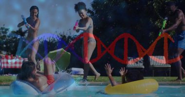 Havuz kenarında su püskürtücüleri, şişirilebilir yüzükler ve piknik masası kullanarak mayo giyen arkadaşlar. Tatil, boş zaman, açık hava, canlı, ferahlatıcı, yaşam tarzı, dinlenme